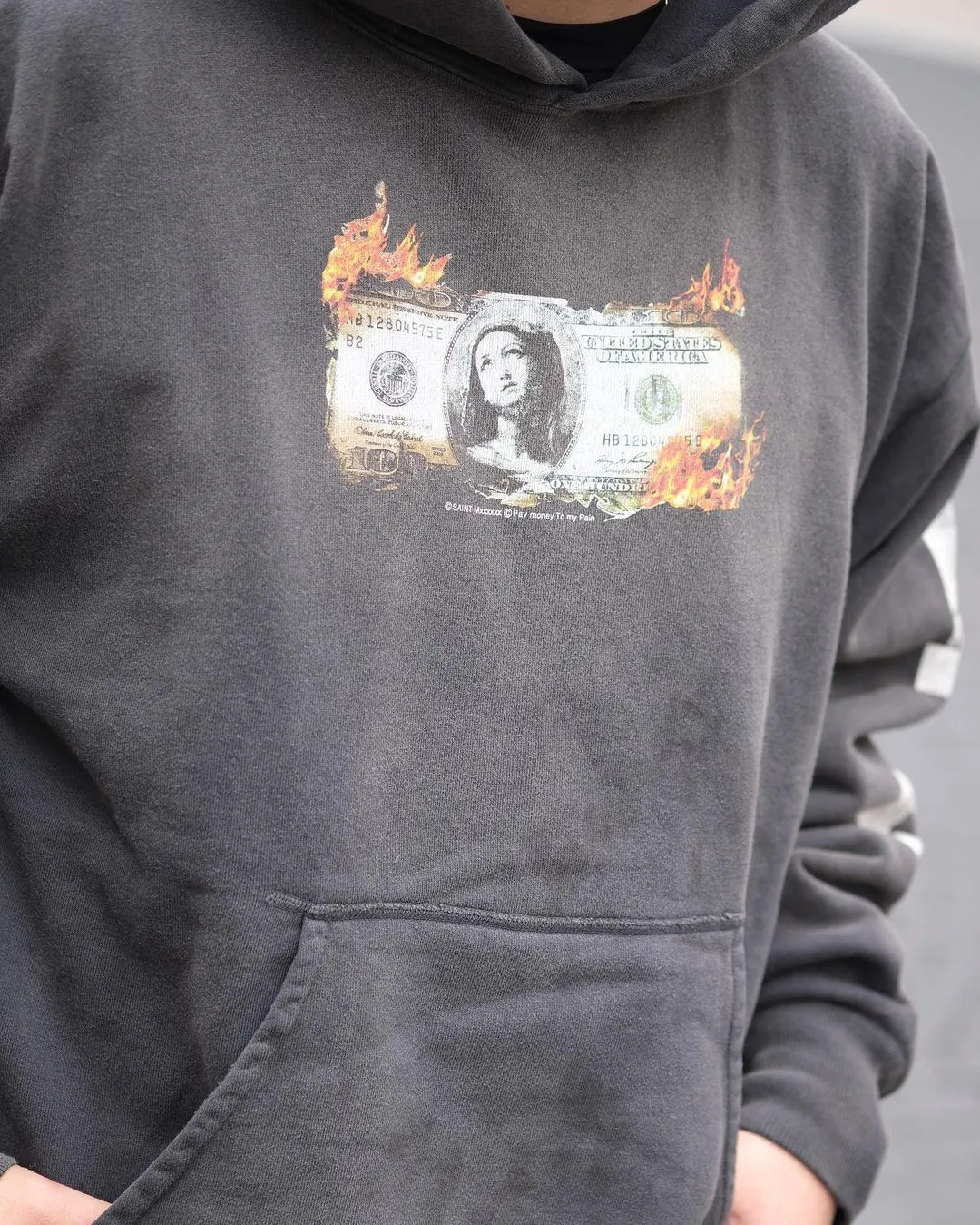 SAINT Mxxxxxx × PAY MONEY TO MY PAIN PTP_HOODIE/BRAND MONEY/BLK Co-branded PTP Virgin Mary dollar hoodie Washed black S-XL Assute dyeing The whole piece is sprayed with horse fade Mold customization joint main mark/washed mark Factory four-needle and six-thread workmanship No bone seams More comfortable to wear Repeated modification of proofing Authentic grade crack printing VINTAGE value is full